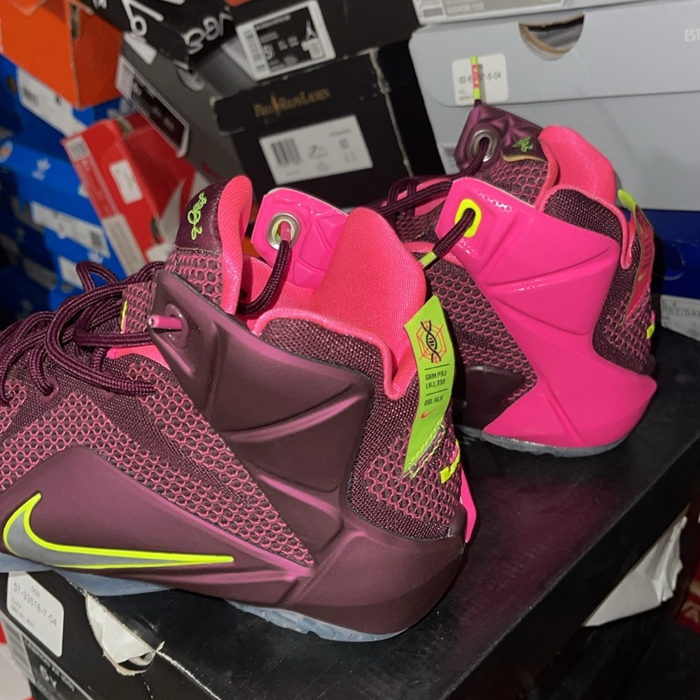 Gradeschool Nike Lebron James XII Size 5y - Picture 3 of 4